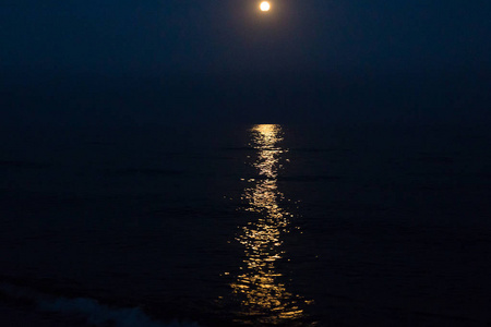 月光在黑暗中笼罩着大海. 横向照片照片