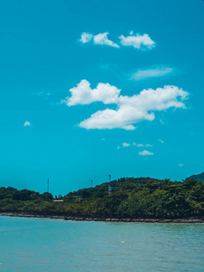 美丽的热带海洋，蓝天背景下的白云，用于旅行和度假