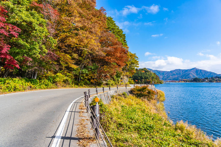 美丽的风景道，环绕着日本山明子秋日湖