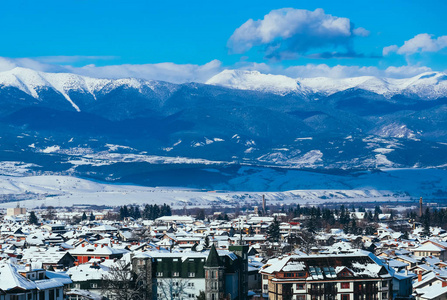 高山雪山高山村房屋。 欧洲老城冬季冰山顶全景。