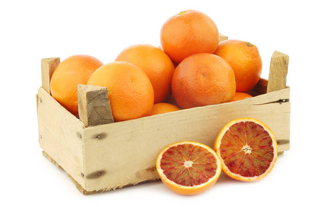 白色背景木箱里的新鲜血橙