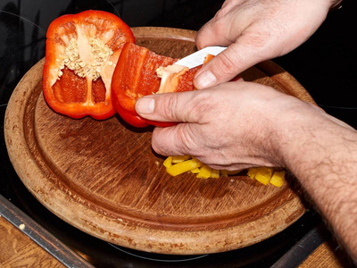 已识别到 1000 个在木板上用刀子切出的黄色和红色辣椒相似素材图片