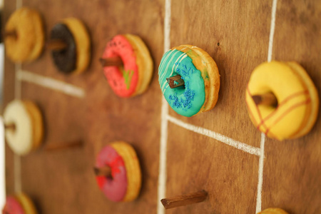 各种五颜六色的新鲜甜甜圈在木板上度假