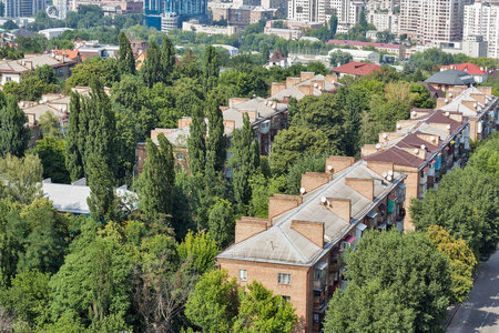 从乌克兰首都赫鲁晓夫卡住宅小区上方俯瞰基辅城市景观。