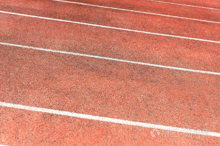 新的合成橡胶跑步机. 空跑道.