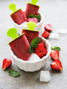 自制草莓冰淇淋和桌上的新鲜草莓