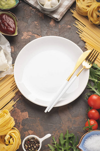 空盘子，餐具放在一个框架内的意大利面蔬菜和烹饪原料