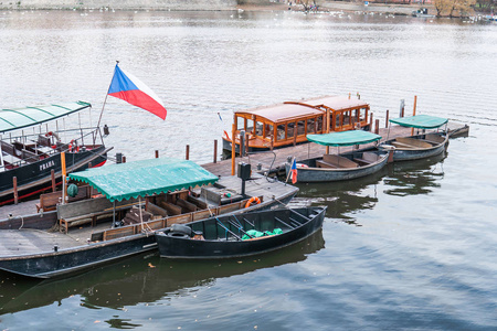 布拉格伏尔塔瓦河上的船只图片