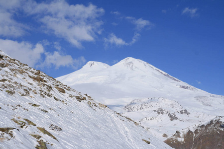 北高加索斜坡上的雪和两座通往埃尔布鲁斯的山。 北高加索的巴桑河谷俄罗斯