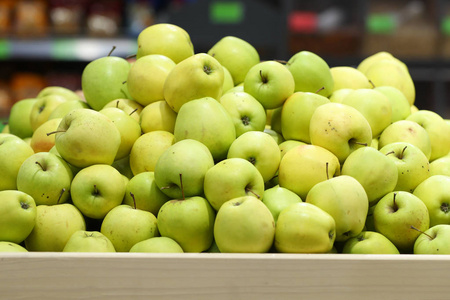 超市里的绿苹果