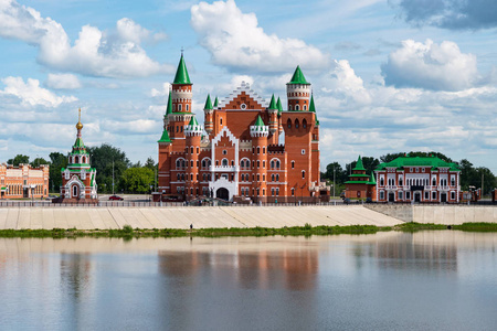 查看中世纪城堡的佛兰德风格和其他立面装饰.