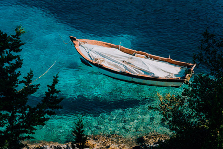 福基菲斯卡多海滩的蓝色水域。菲斯卡多, 凯法利尼亚, 希腊