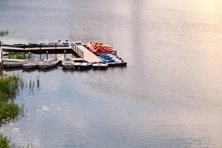 码头上有船和船,可以在河上散步. 市中心的城市河流.