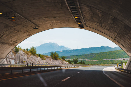 公路隧道与美丽的山景在最后。 汽车旅行