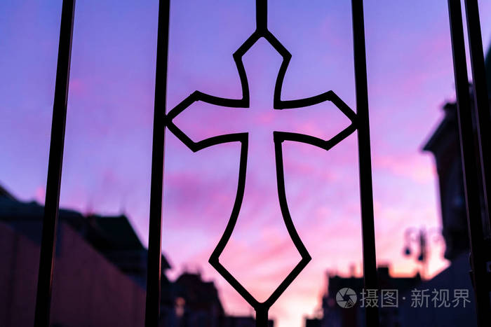 东正教十字架伪造在教堂的栅栏上. 基督教的宗教模式. 美丽的背景