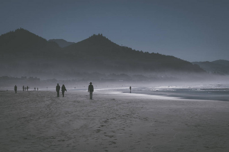 在美国俄勒冈州的卡农海滩, 海洋的薄雾在日落时进入