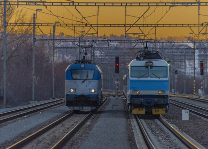 蓝电列车在首都布拉格波洛维奇车站冬季寒冷的傍晚，日落