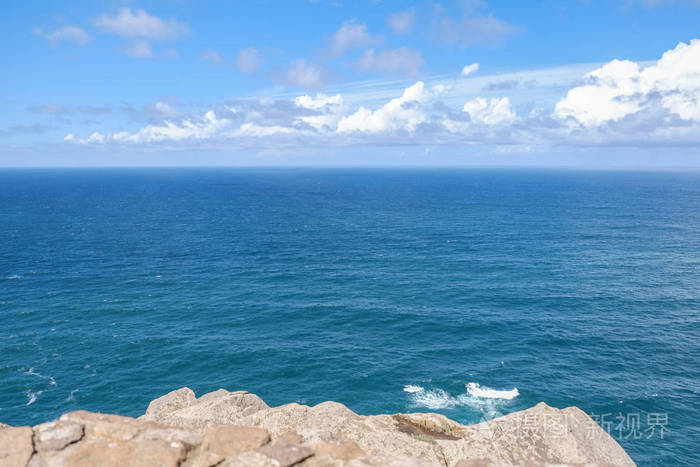 深蓝色的海水平静的大西洋与云和蓝天. 辛特拉的卡博·达罗卡角.