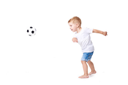 小可爱小男孩3岁，足球迷穿白色t恤玩足球孤立在白色背景上。生活方式的概念。文本复制空间