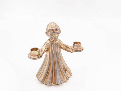 青铜雕像和烛台的形式是幼儿手持两支蜡烛隔离在白色背景上