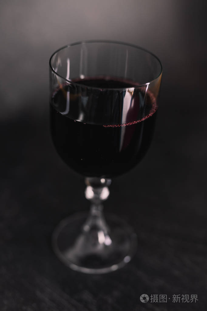 深色背景下的浓彩红酒，优雅或昂贵葡萄酒选择的概念
