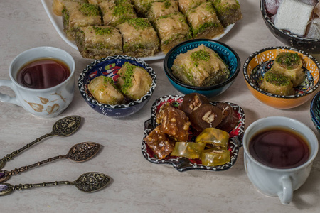 土耳其人用民族菜肴在餐桌上享用面包和茶