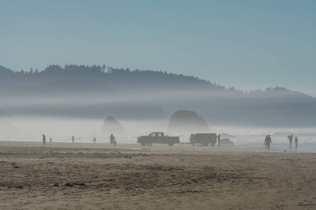 在美国俄勒冈州的卡农海滩, 海洋的薄雾在日落时进入