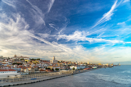 里斯本, 葡萄牙天际线和塔古斯河上的邮轮港口的城市景观