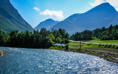 美丽的挪威自然山脉峡谷和山河