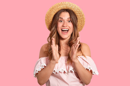 欢乐漂亮女人的头像积极笑某物喜出望外的表情穿着时尚的夏季服装孤立