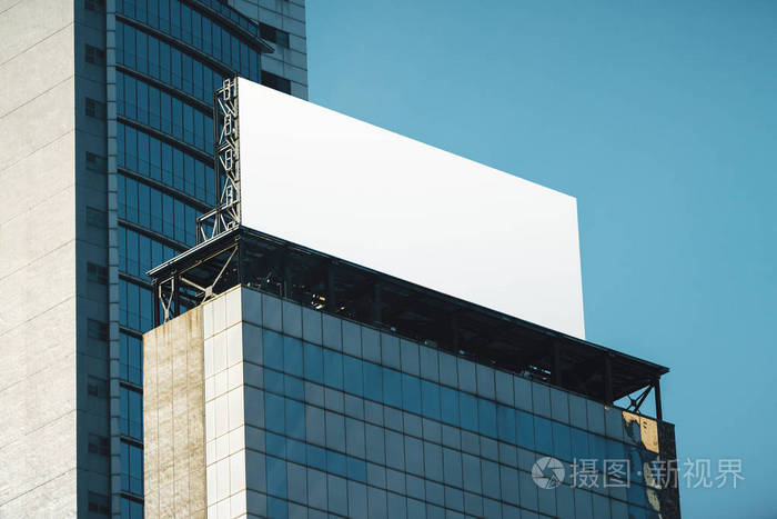 清洁白色广告牌上的玻璃建筑和蓝天背景. 广告和商业概念. 嘲弄