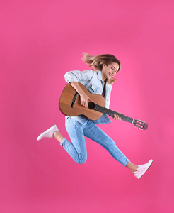 年轻女声吉他的颜色背景