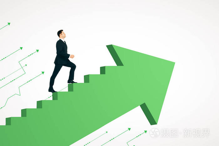 年轻的商人在天空背景上爬上抽象的绿色箭梯职业晋升和成功理念