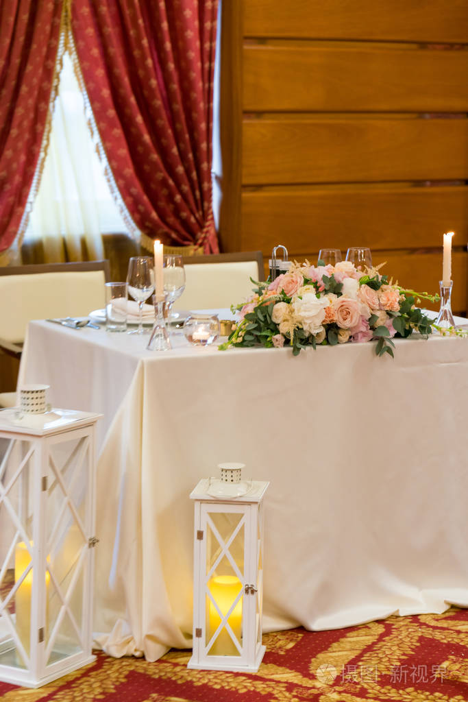 为婚礼晚宴提供鲜花和装饰的桌子
