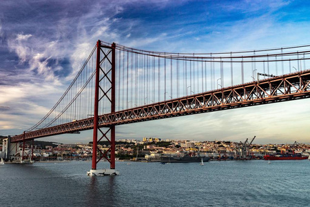 日落时在里斯本的桥, 葡萄牙天际线和塔古斯河上的城市景观