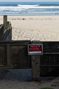 在美国俄勒冈州俄勒冈州卡农海滩的沙滩沙前的一个私人财产标志