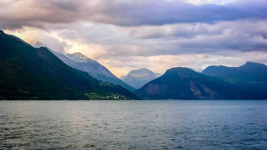 去挪威旅行。 山湖峡湾和山谷。 海岸上的村庄