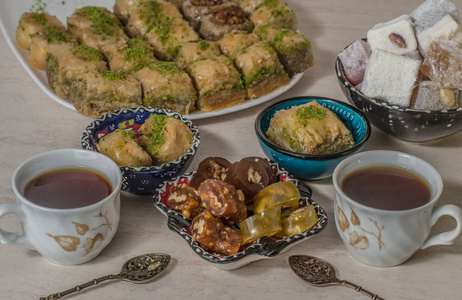 土耳其人喜欢用民族菜肴摆在桌子上的面包和茶