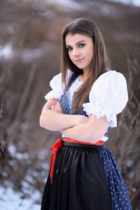 穿着传统服装的年轻美丽的斯洛伐克女人