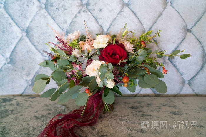 来自各种鲜花和青菜的华丽婚礼花束