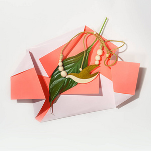 礼物的概念从白色背景上的活珊瑚颜色纸上展开。礼物为生日, 情人节, 假期。平面铺设, 复制空间