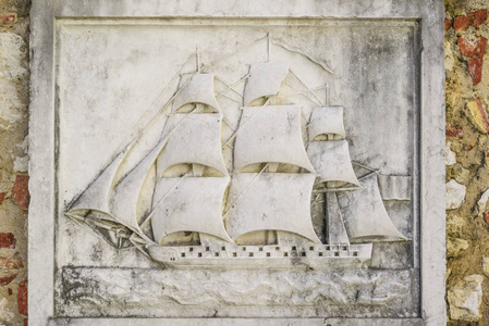 大理石基底浮雕描绘帆船照片