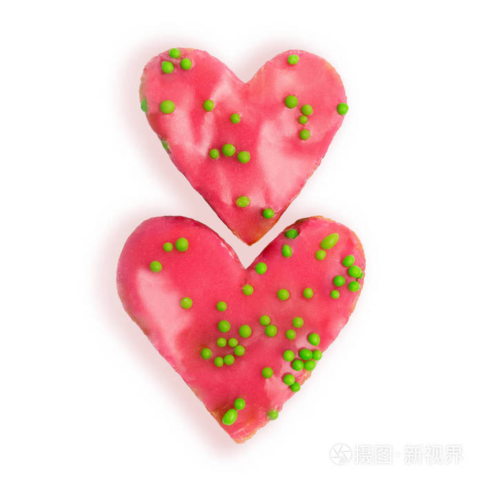 情人节心形草莓蛋糕装饰与绿色糖球查出在白色背景