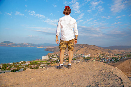 一个人从山上俯瞰美丽海岸线的全景