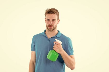 手里拿着水喷雾器的人.园艺和清洁工具.家务或家庭卫生概念照片