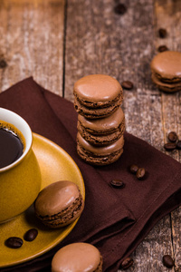 木桌上有咖啡豆的黑巧克力通心粉。 选择性聚焦。