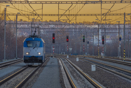 蓝电列车在首都布拉格波洛维奇车站冬季寒冷的傍晚，日落