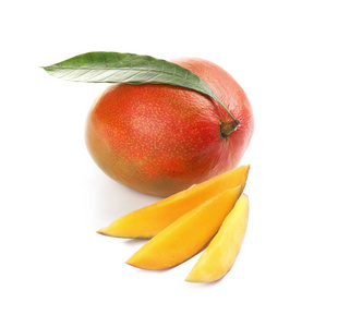 白色背景上美味的成熟芒果。 热带水果