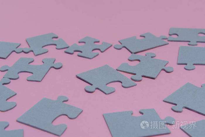 粉红色背景上的纸拼图