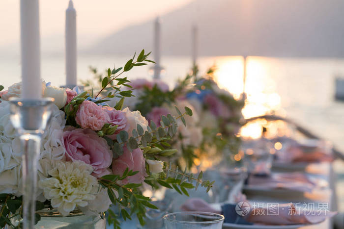 装饰精美的桌子与鲜花为婚礼晚宴照片-正版商用图片17yt39-摄图新视界